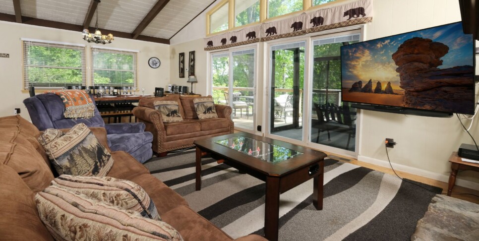 gatlinburg-bear-view-chalet-cabin-living-3