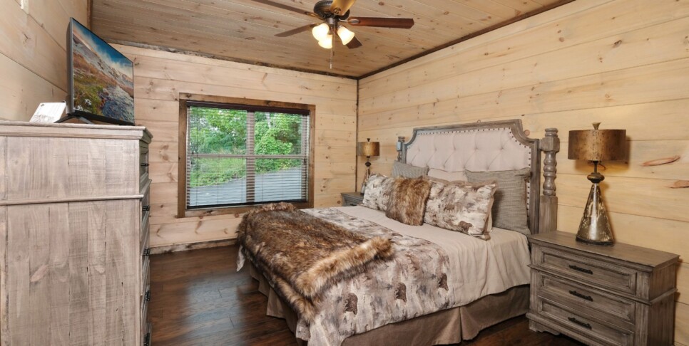 Gatlinburg - Chestnut Bearadise - Bedroom