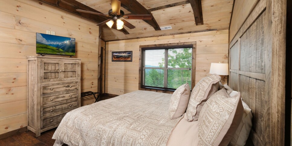Gatlinburg - Chestnut Bearadise - Bedroom