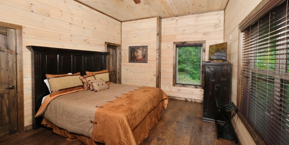 Gatlinburg - Chestnut Bearadise - Bedroom