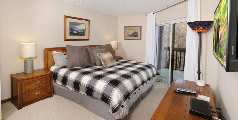 Chalet Village Condos - Hop's Hideaway - Bedroom