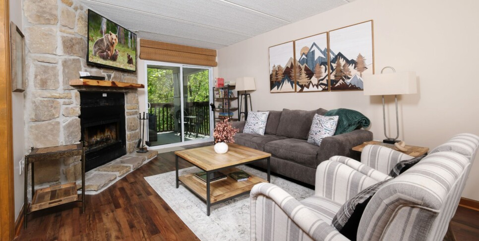 Gatlinburg - Hop's Hideaway - Living Room