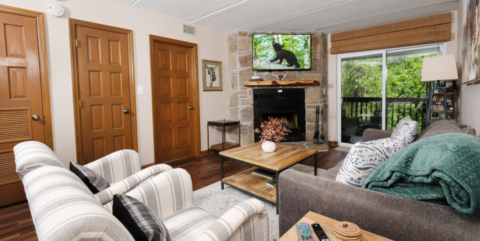 Gatlinburg - Hop's Hideaway - Living Room