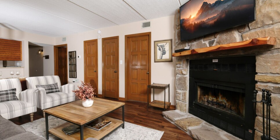 Gatlinburg - Hop's Hideaway - Living Room