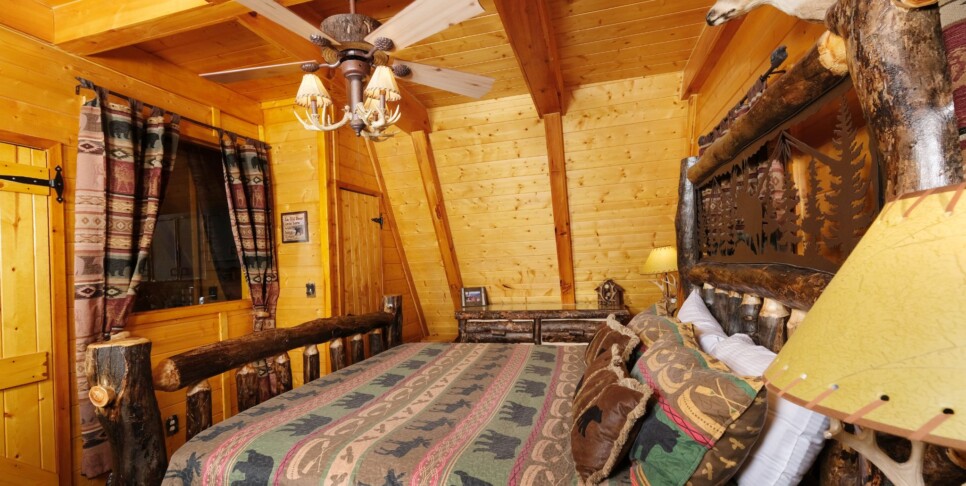 gatlinburg-bear-mountain-retreat-bedroom-2