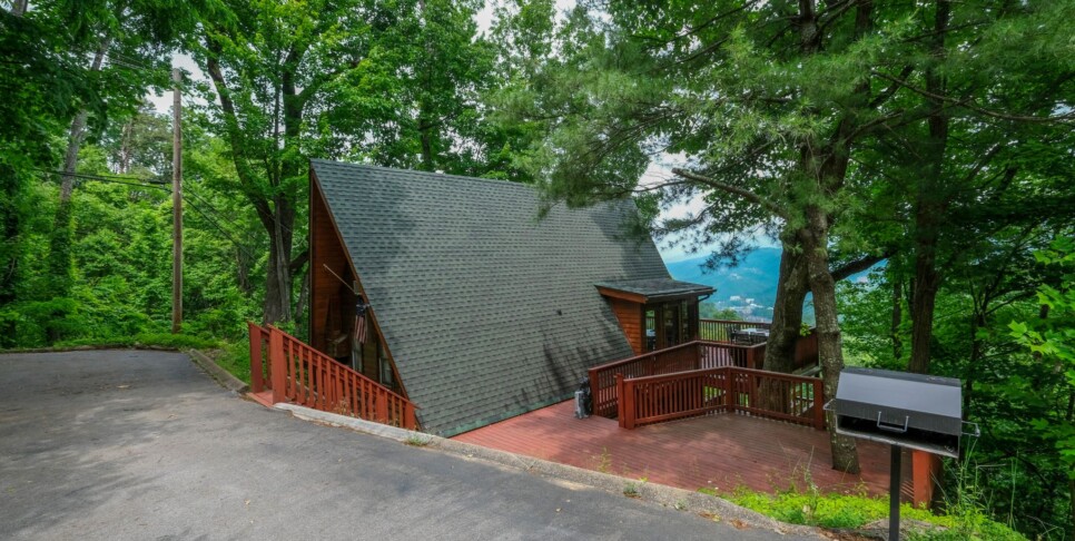 gatlinburg-bear-mountain-retreat-exterior-10