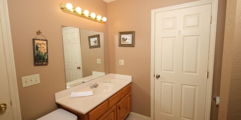 Gatlinburg Cabin - Bear FootInn - Bathroom