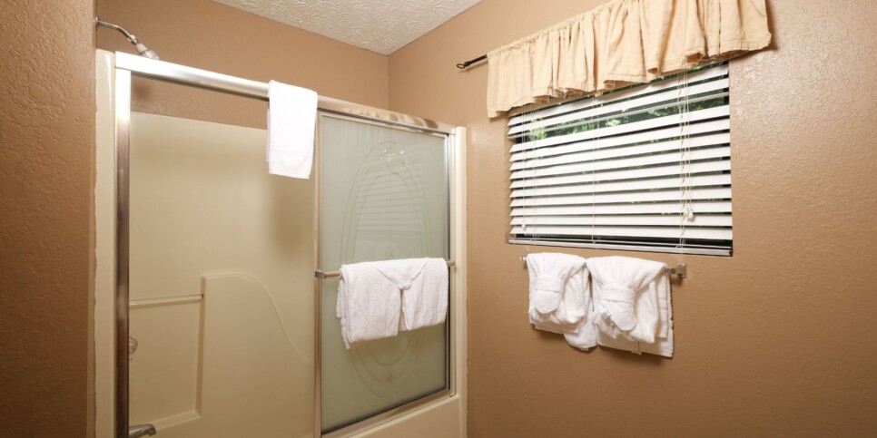 Gatlinburg Cabin - Bear FootInn - Bathroom