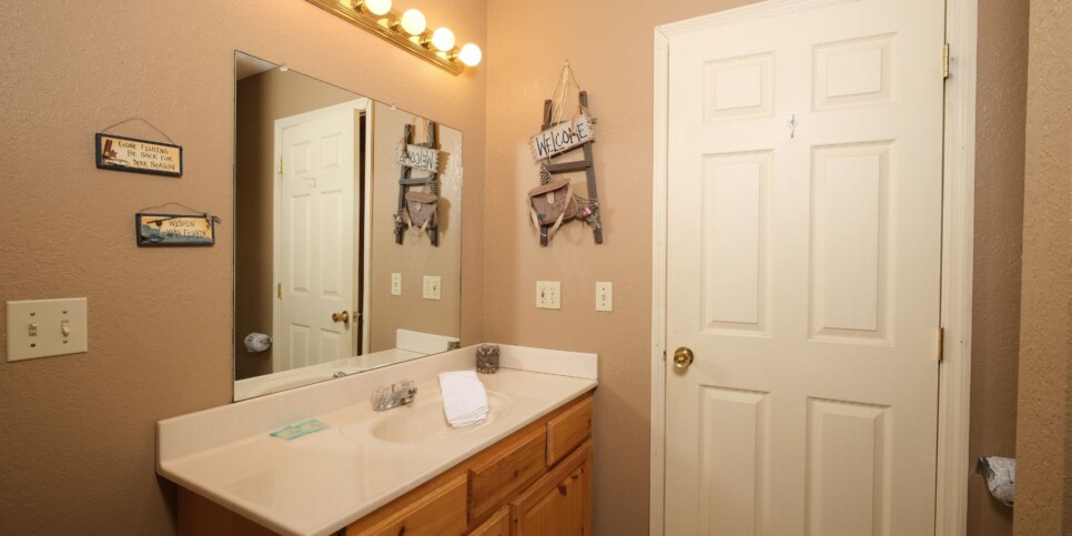 Gatlinburg Cabin - Bear FootInn - Bathroom