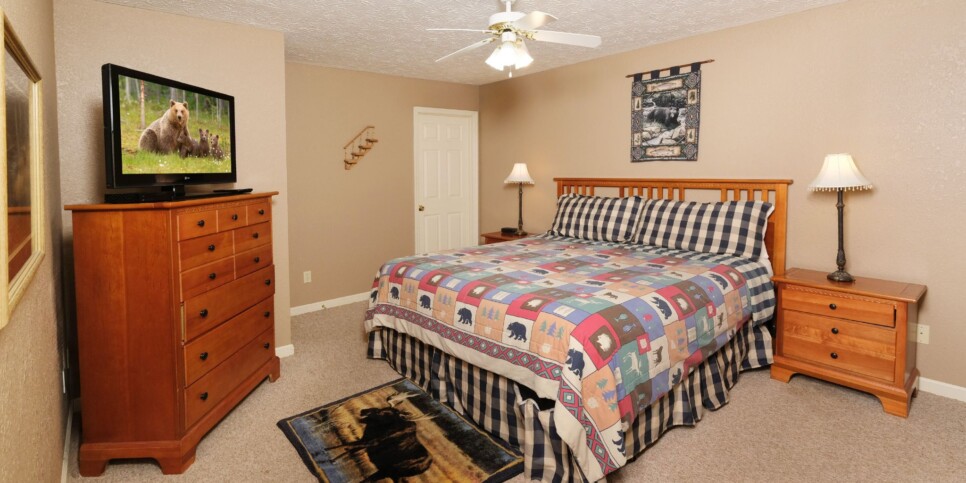 Gatlinburg Cabin - Bear FootInn - Bedroom