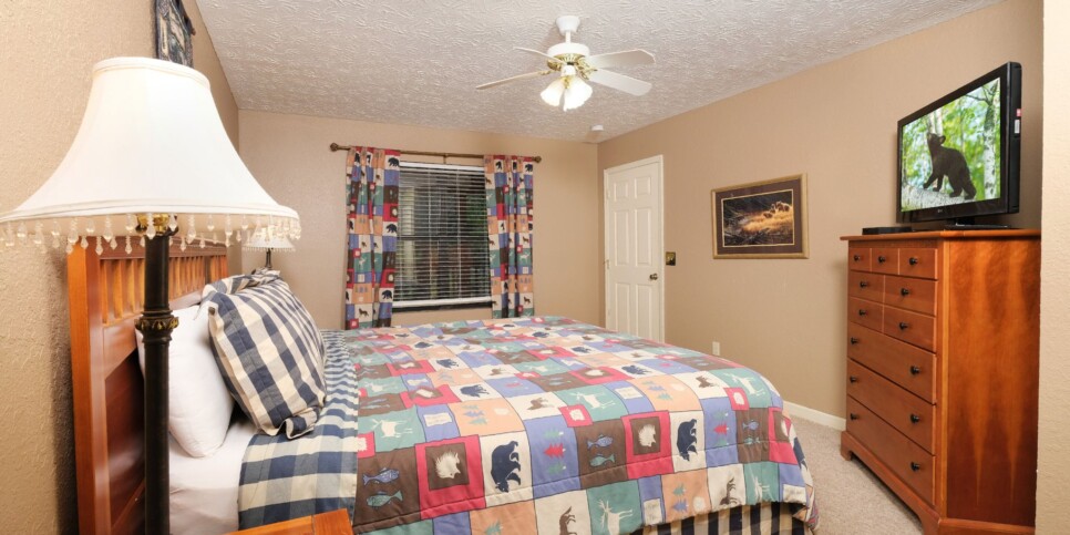 Gatlinburg Cabin - Bear FootInn - Bedroom