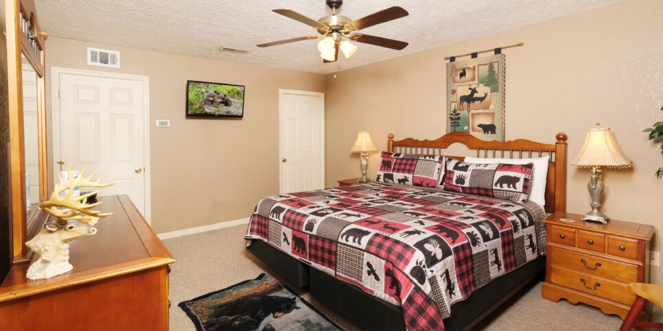 Gatlinburg Cabin - Bear FootInn - Bedroom