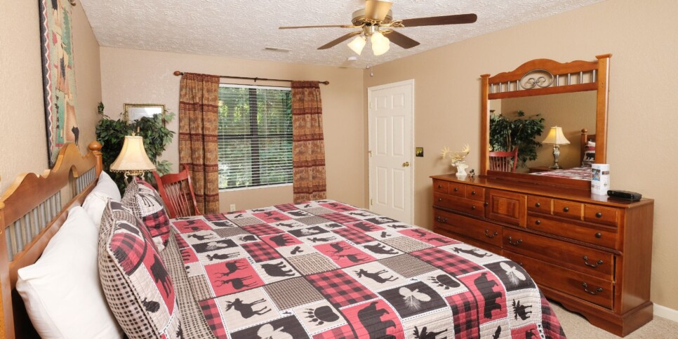Gatlinburg Cabin - Bear FootInn - Bedroom