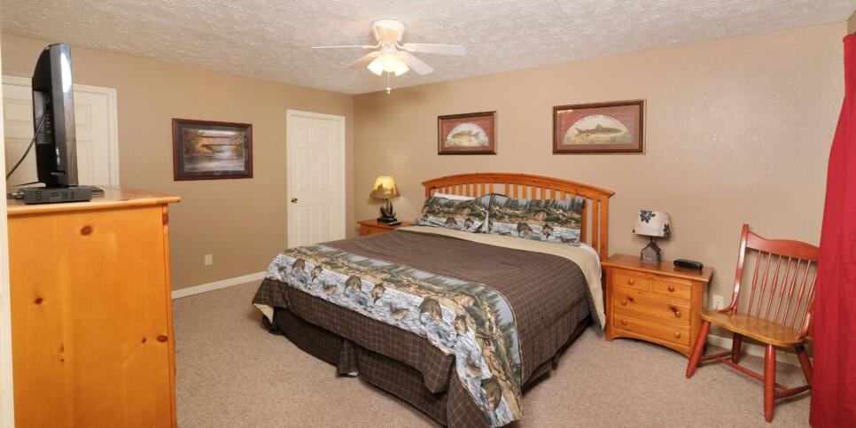 Gatlinburg Cabin - Bear FootInn - Bedroom