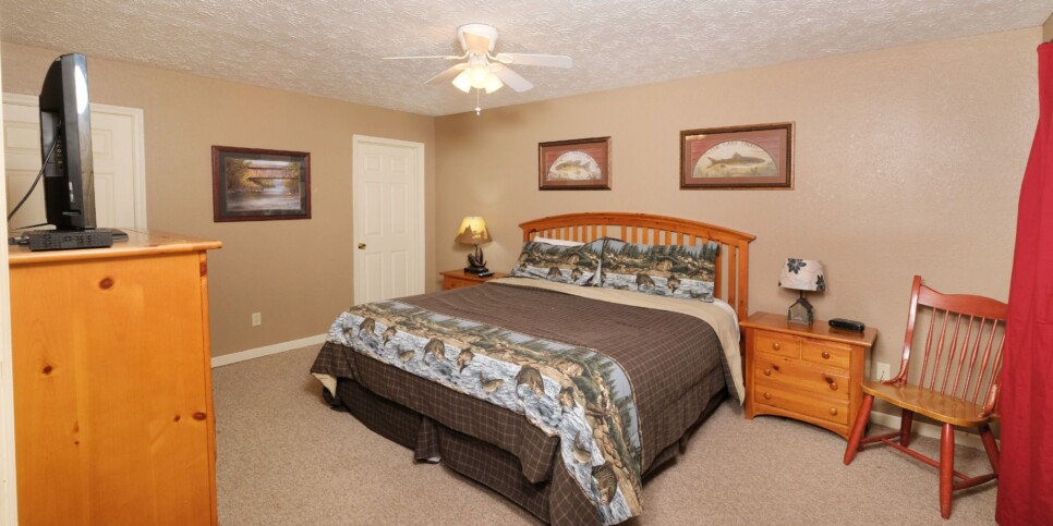 Gatlinburg Cabin - Bear FootInn - Bedroom
