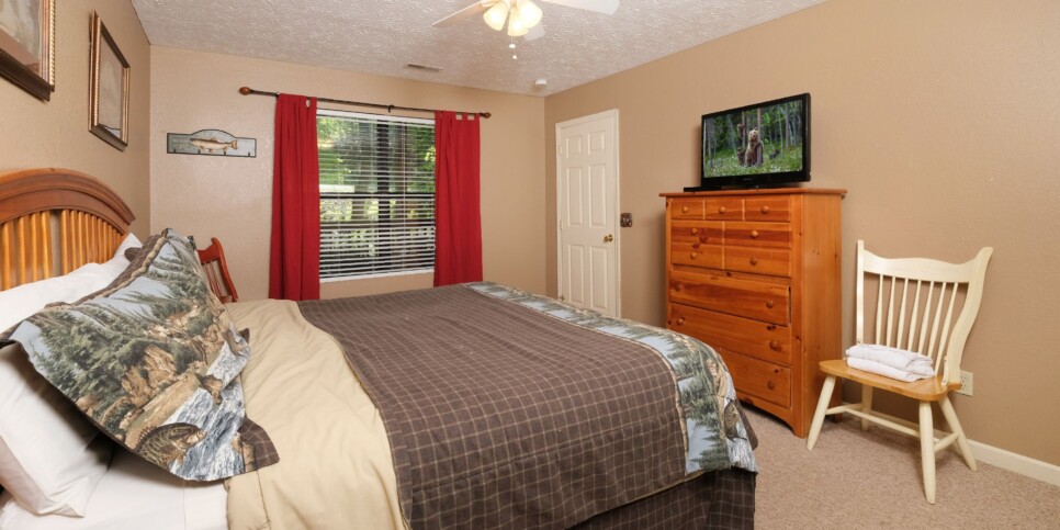 Gatlinburg Cabin - Bear FootInn - Bedroom