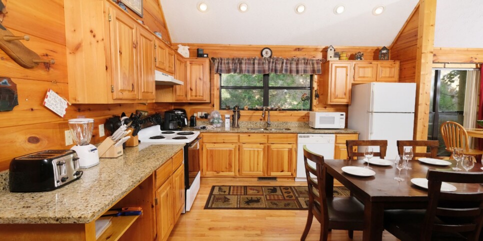 Gatlinburg Cabin - Bear FootInn - Kitchen
