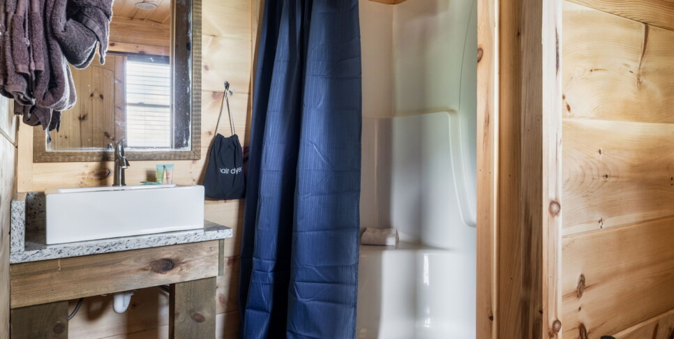 Gatlinburg - Red Hawk Retreat - Bathroom