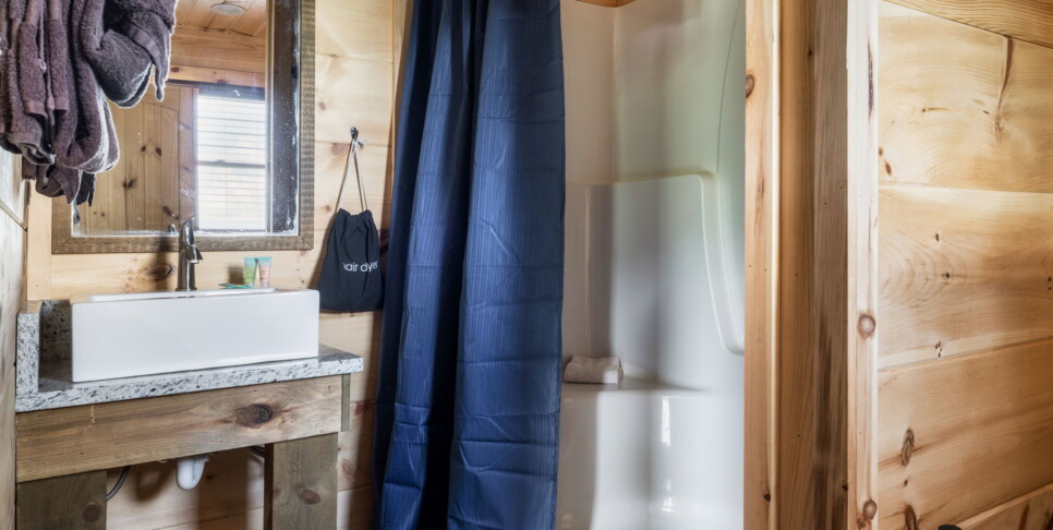 Gatlinburg - Red Hawk Retreat - Bathroom