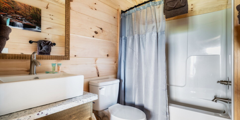 Gatlinburg - Red Hawk Retreat - Bathroom