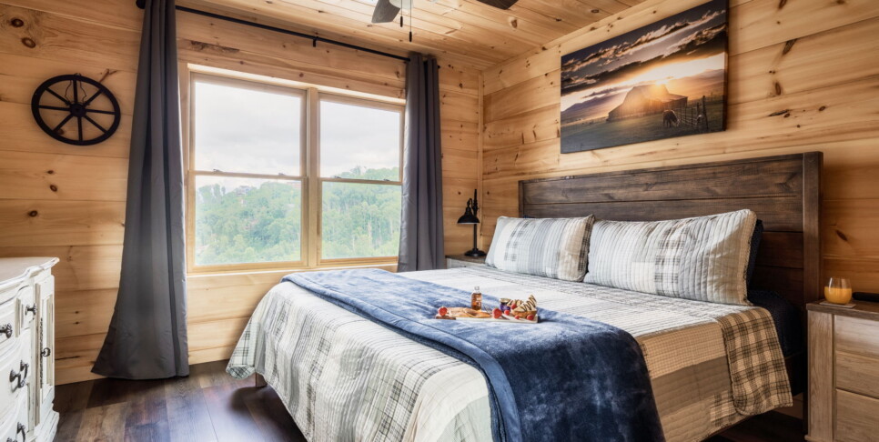 Gatlinburg - Red Hawk Retreat - Bedroom