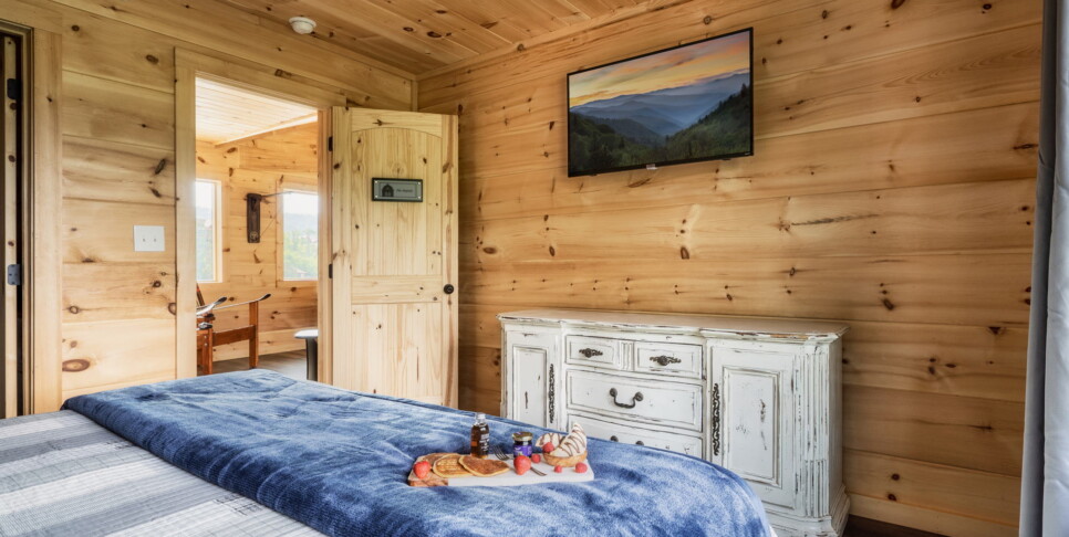 Gatlinburg - Red Hawk Retreat - Bedroom
