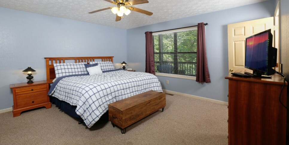 Chalet Village Cabin - A Bear's Pause - Bedroom