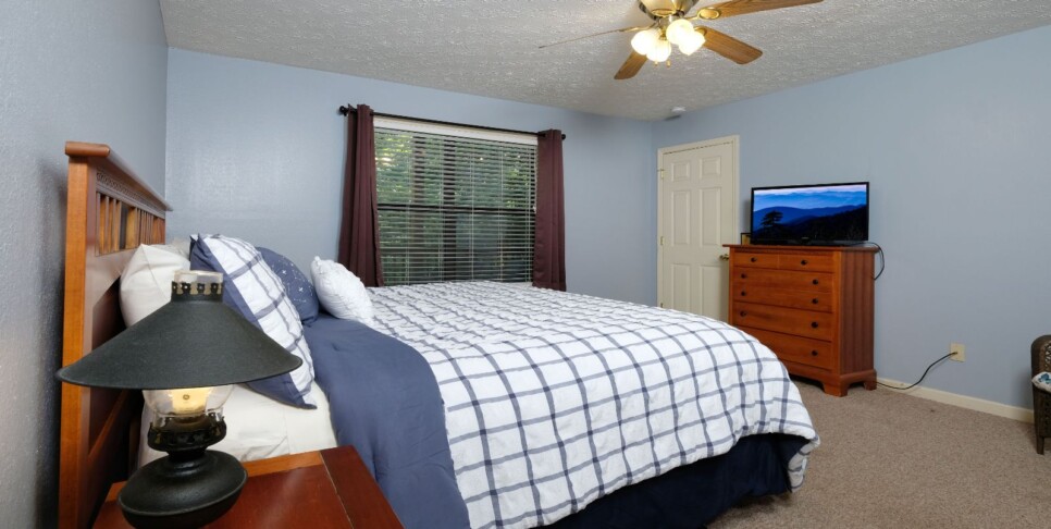 Chalet Village Cabin - A Bear's Pause - Bedroom