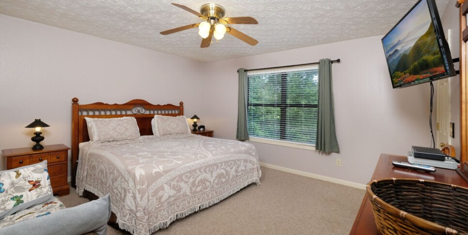 Chalet Village Cabin - A Bear's Pause - Bedroom