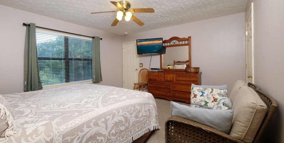 Chalet Village Cabin - A Bear's Pause - Bedroom