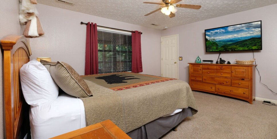 Chalet Village Cabin - A Bear's Pause - Bedroom