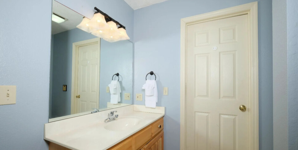 Chalet Village Cabin - A Bear's Pause - Bathroom