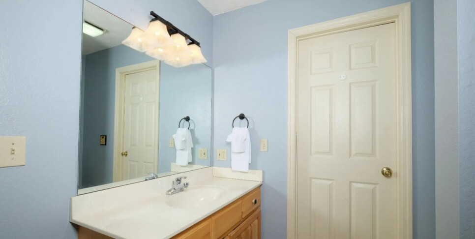 Chalet Village Cabin - A Bear's Pause - Bathroom