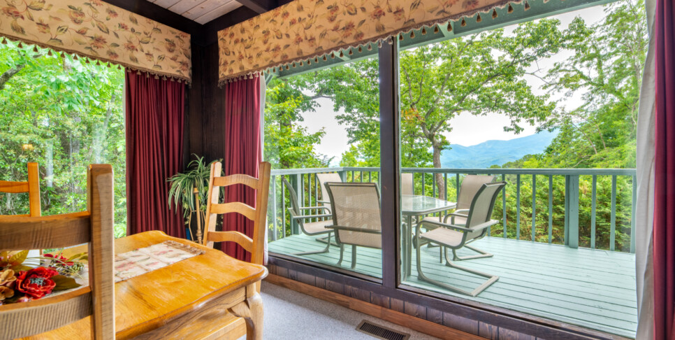 Gatlinburg - A Bear's View - Kitchen