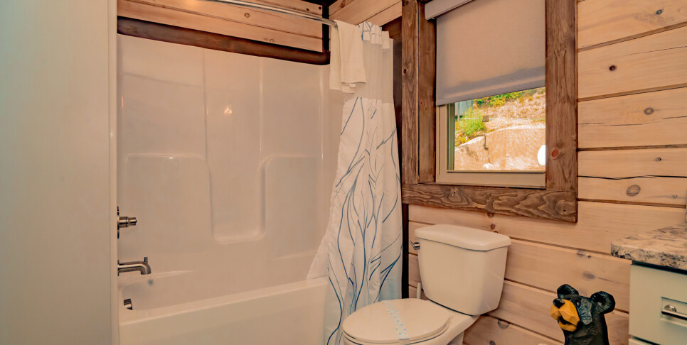 Gatlinburg - Smoky Mountain Skies - Bathroom
