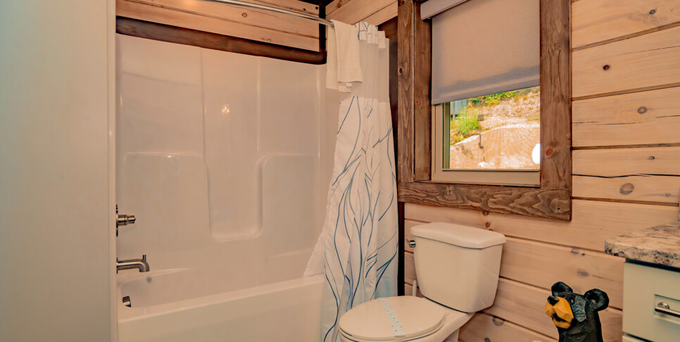 Gatlinburg - Smoky Mountain Skies - Bathroom