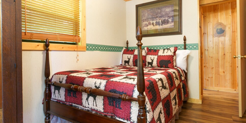 Gatlinburg - Grand View Mountain Chalet - Bedroom
