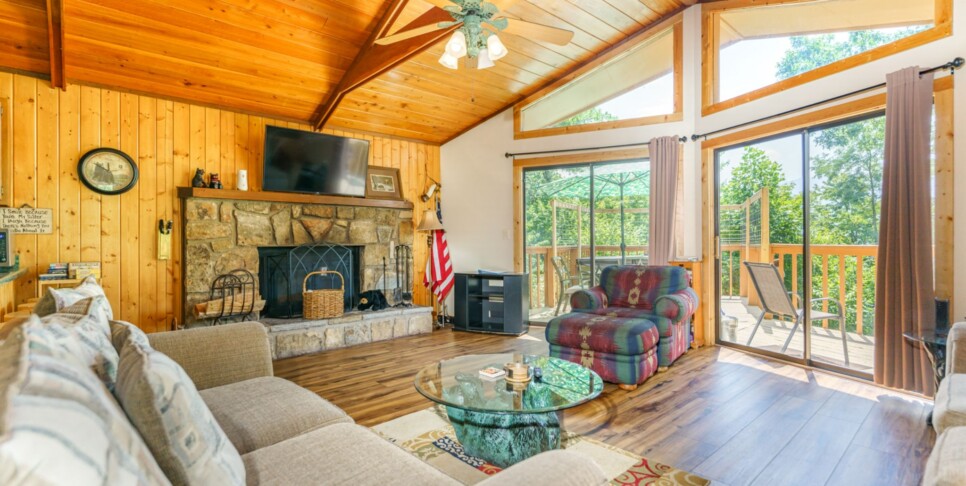Gatlinburg - Grand View Mountain Chalet - Living Room