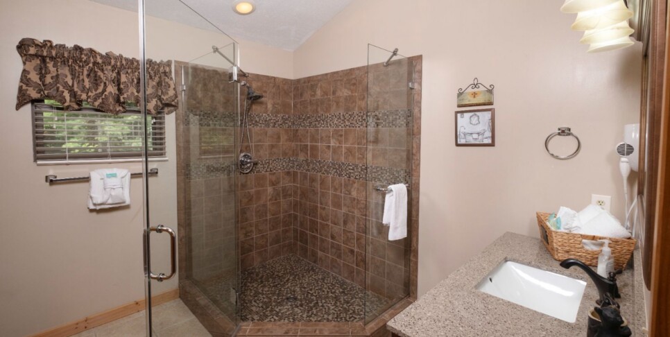 gatlinburg-cabin-rentals-three-bears-lodge-bathroom