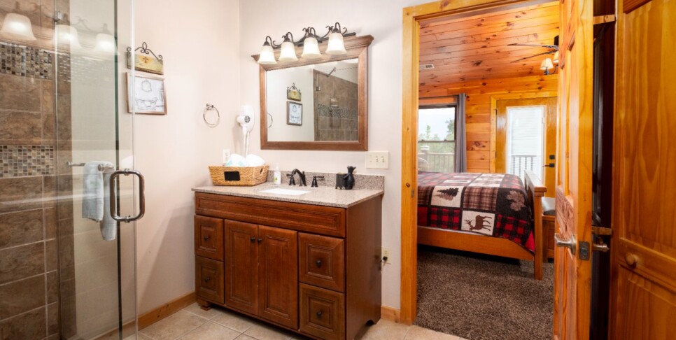 gatlinburg-cabin-rentals-three-bears-lodge-bathroom