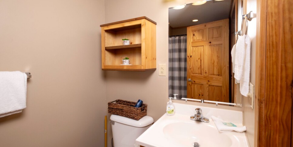 gatlinburg-cabin-rentals-three-bears-lodge-bathroom