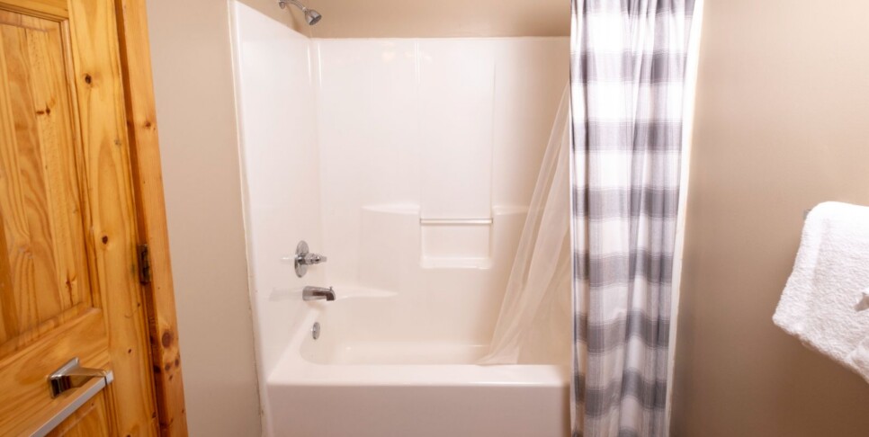 gatlinburg-cabin-rentals-three-bears-lodge-bathroom