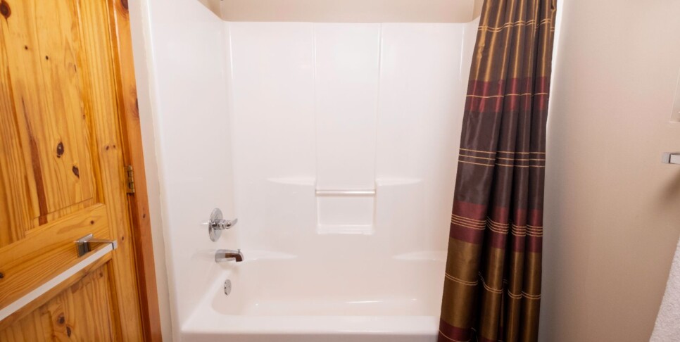 gatlinburg-cabin-rentals-three-bears-lodge-bathroom