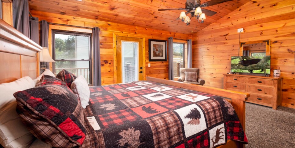 gatlinburg-cabin-rentals-three-bears-lodge-bed-room