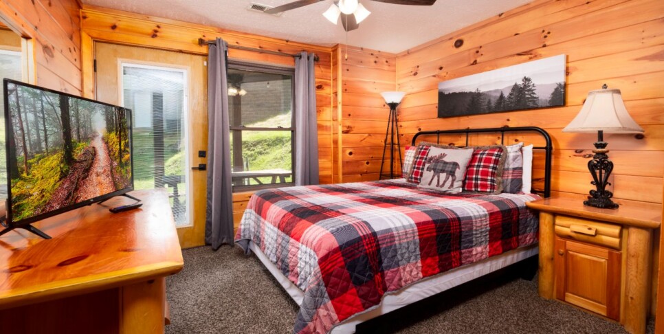 gatlinburg-cabin-rentals-three-bears-lodge-bed-room