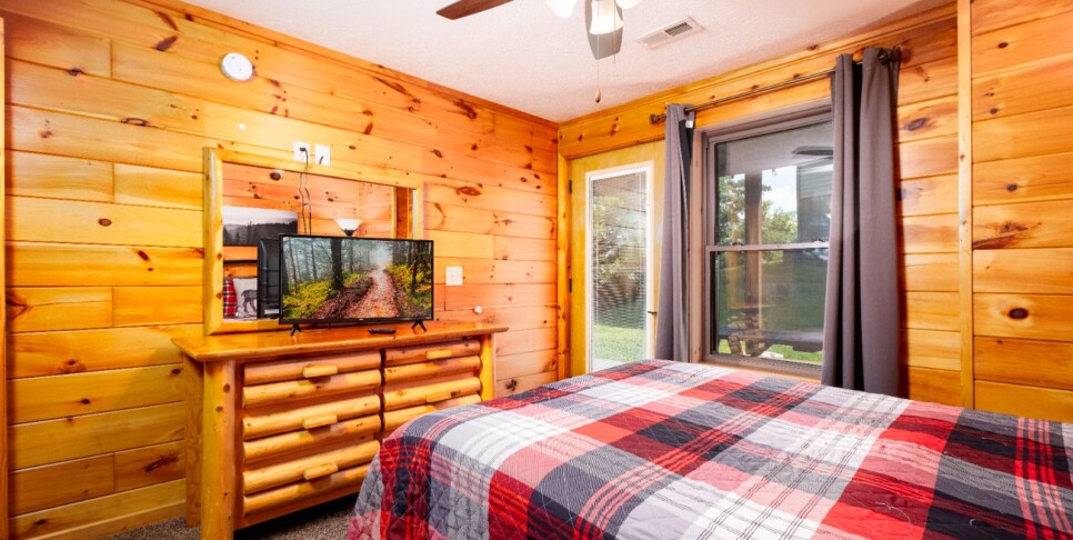 gatlinburg-cabin-rentals-three-bears-lodge-bed-room