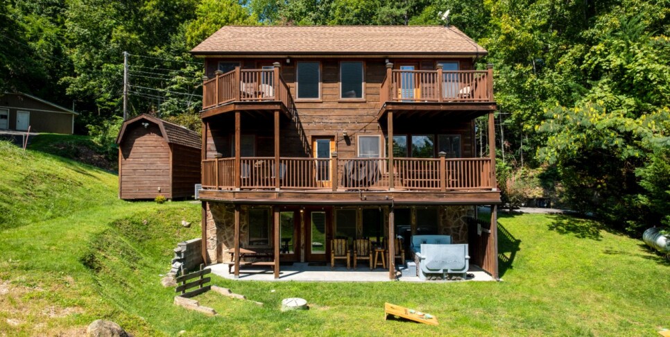 gatlinburg-cabin-rentals-three-bears-lodge-exterior