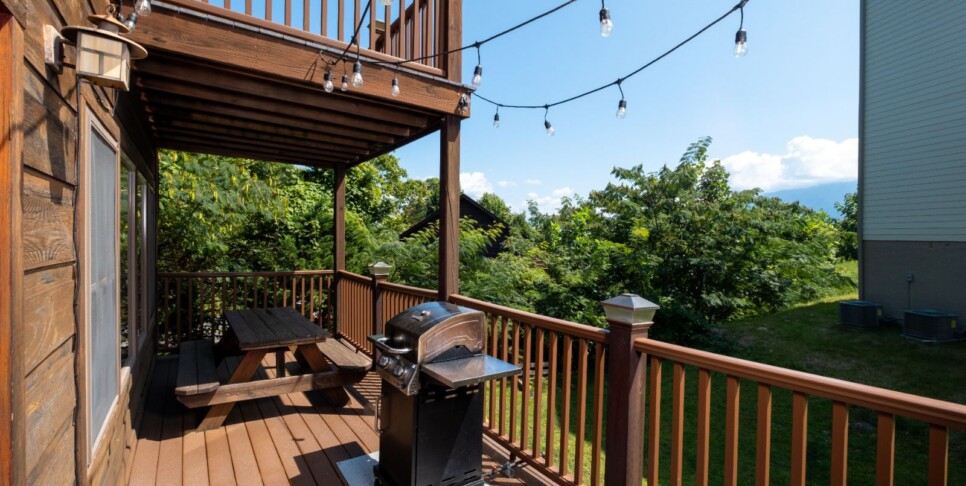 gatlinburg-cabin-rentals-three-bears-lodge-exterior