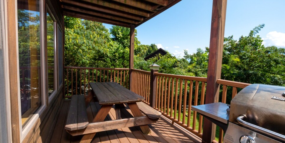 gatlinburg-cabin-rentals-three-bears-lodge-exterior