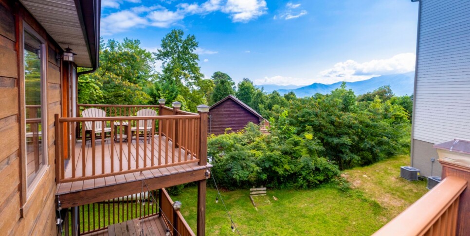 gatlinburg-cabin-rentals-three-bears-lodge-exterior